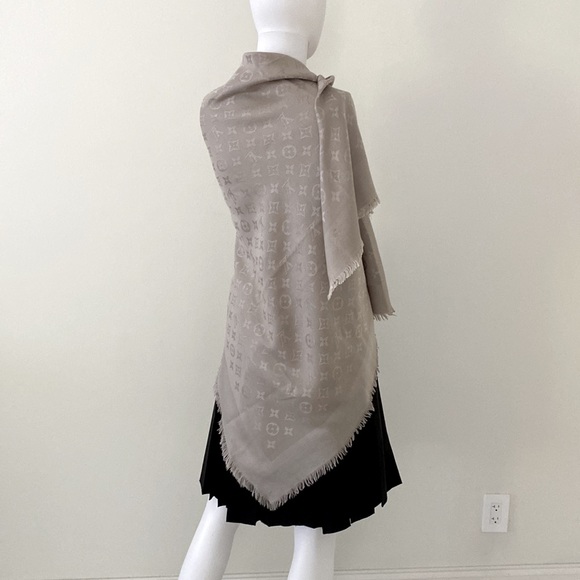 Louis Vuitton LV Logo Large Scarf - Picture 5 of 9